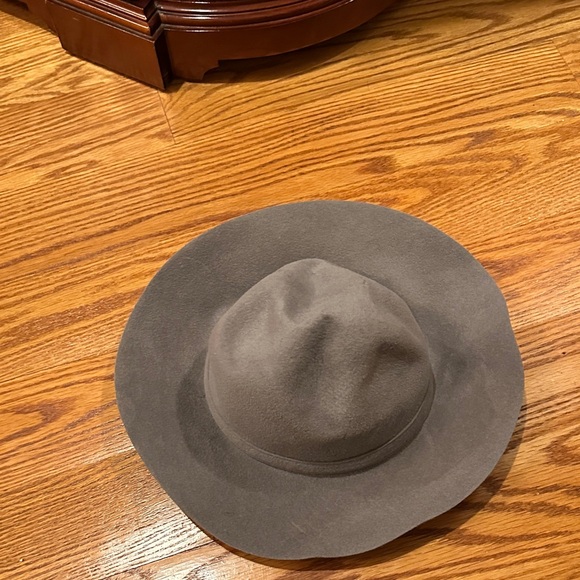 Gucci Gray Hat with Gold Accent - Picture 4 of 5